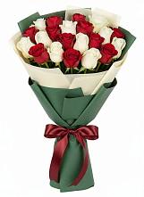 Букет Микс из красных и белых роз в Заволенье