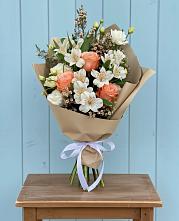 Букет цветов из:  Альстромерии, Лизиантусы, Розы и Хризантемы в Заволенье