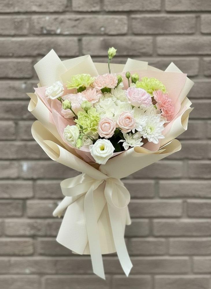 Букет цветов из: Гвоздики, Розы, Лизиантусы и Хризантемы в Заволенье