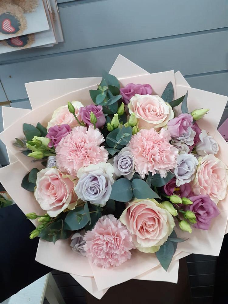 Букет цветов из: Розы, Гвоздики и Лизиантусы в Заволенье